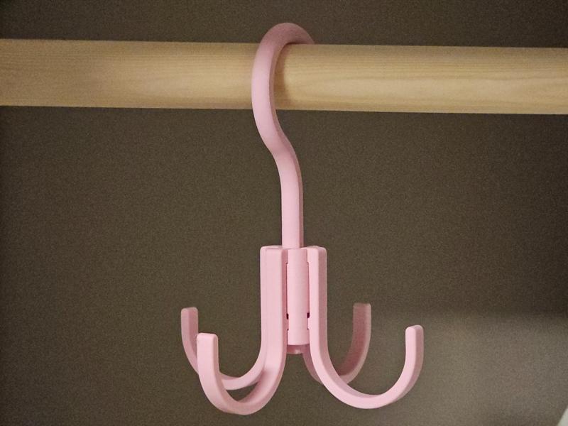 Rotating purse hanger for wardrobe