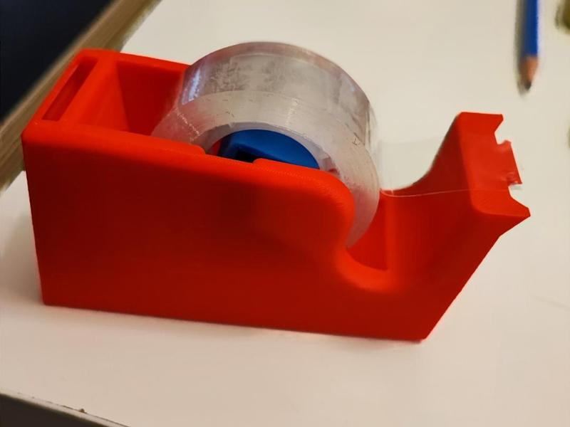 Tape dispenser with cutter