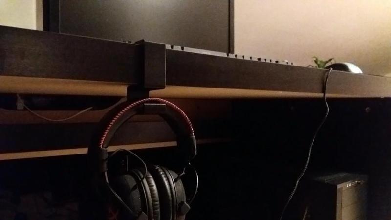 Headphones hanger for Malm desktop (Ikea) / Soporte de auriculares para escritorio Malm (Ikea)
