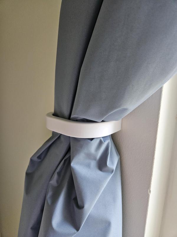 Curtain Hook w/ Hidden Command Strip