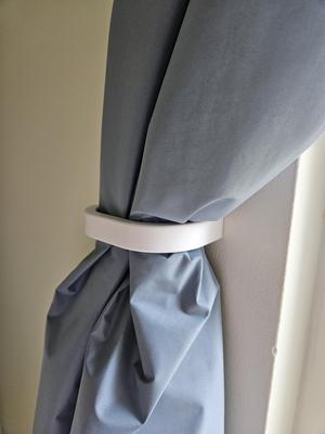 Curtain Hook w/ Hidden Command Strip