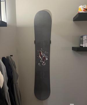 Vertical snowboard wall mount