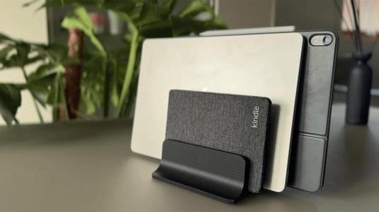 Vertical MacBook and iPad holder (1 Device)
