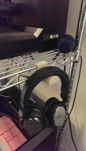 Customizable headphone hook for wire racks