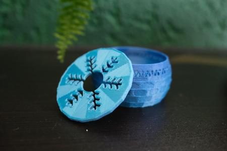 Little round box with lid