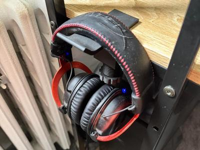Headset / Headphone holder with table fixation