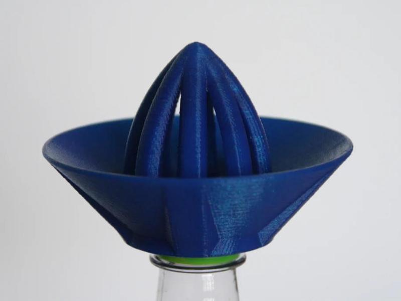 Screw on bottle juicer 