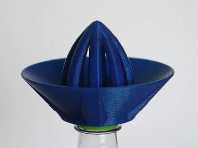 Screw on bottle juicer 