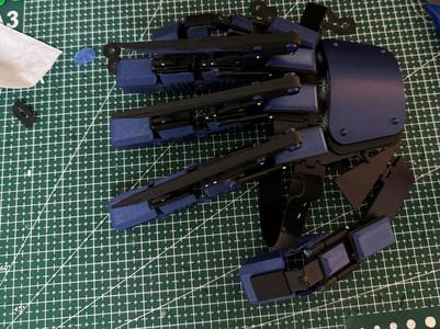 Mechanical hand exoskeleton armor with finger claws