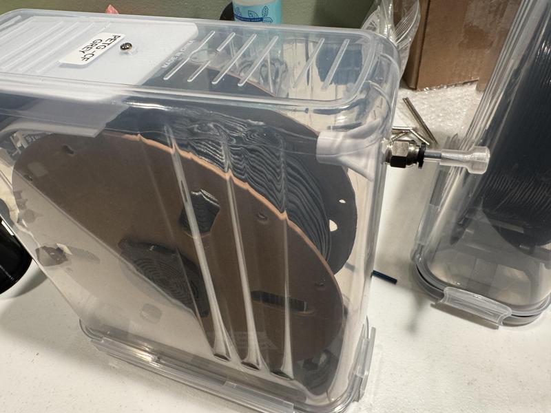 Filament cap for drybox with pneumatic fitting