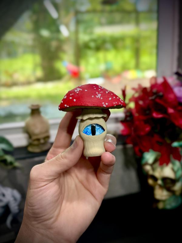 All seeing mushroom keychain 12mm eye.3mf