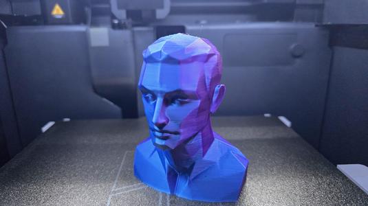 Low Poly Kopfskulptur oder Kopfhörerständer