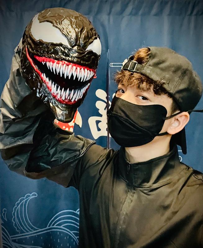 Venom Shadow Clone- Wearable in Hand - Marvel Comics