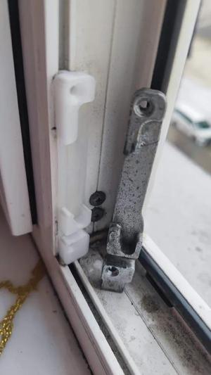 Plastic Window Bottom Furniture for capturing a pin   