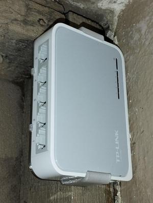 TP-Link TL-SF1005D network switch wall holder