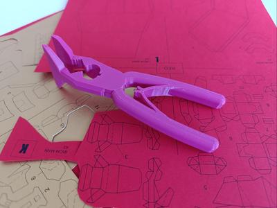 Pliers for papercraft 