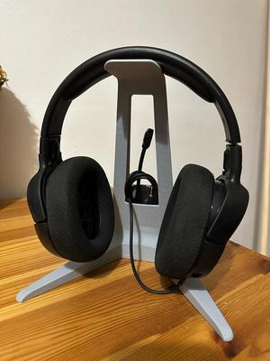 Headphone stand with pocket