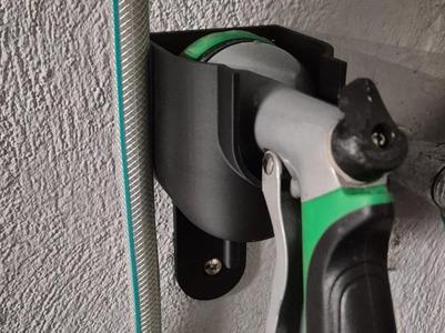 Garden hose nozzle wall mount with drain