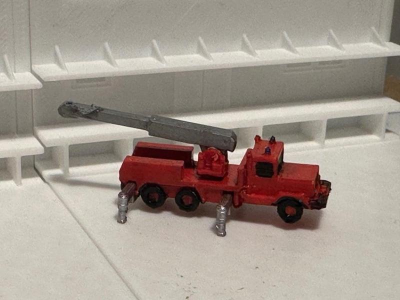 Emergency service vehicle 14b - Crane extended (z-scale)