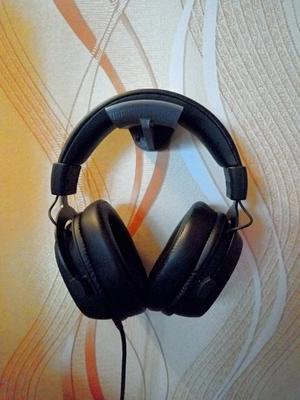 Headphone holder for wall