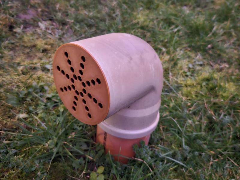 Simple pipe cover for the pointed end, not the socket end