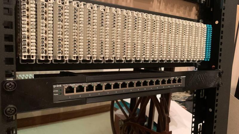 TP-Link TL-SG116[P] Switch 19" Rackmount (shifted center)