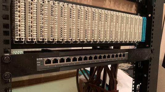 TP-Link TL-SG116[P] Switch 19" Rackmount (shifted center)