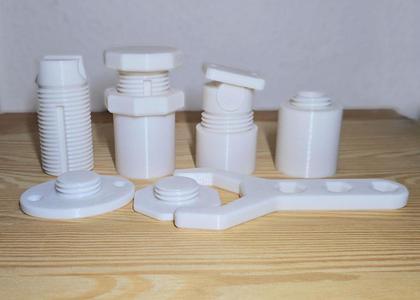 Adjustable support with alternating plates