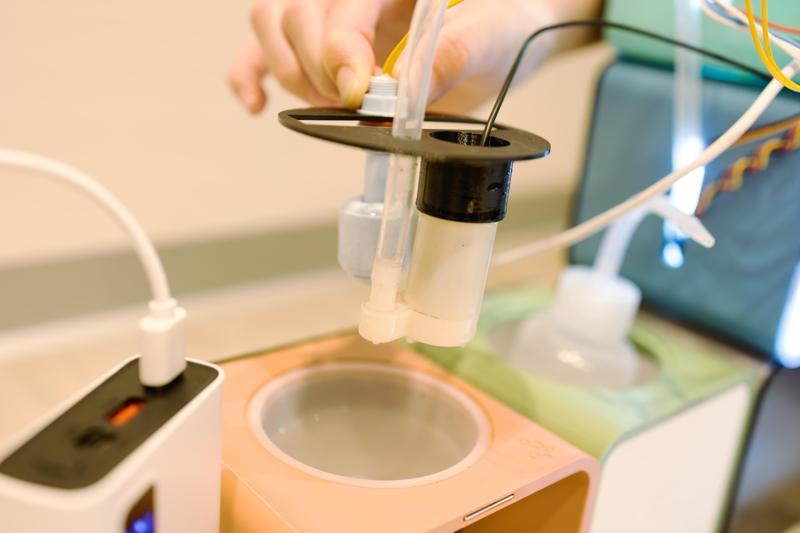 AlbiLAB Lid with a holder for a float switch and a water pump.