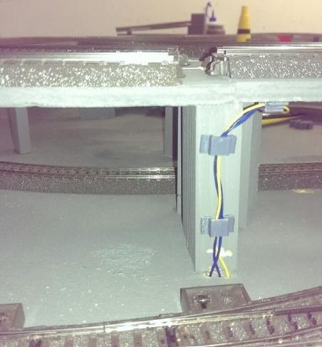 Cable clamp for model railway