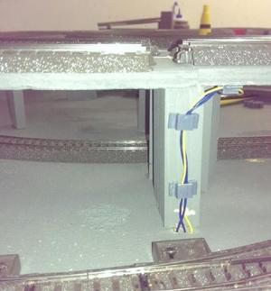 Cable clamp for model railway