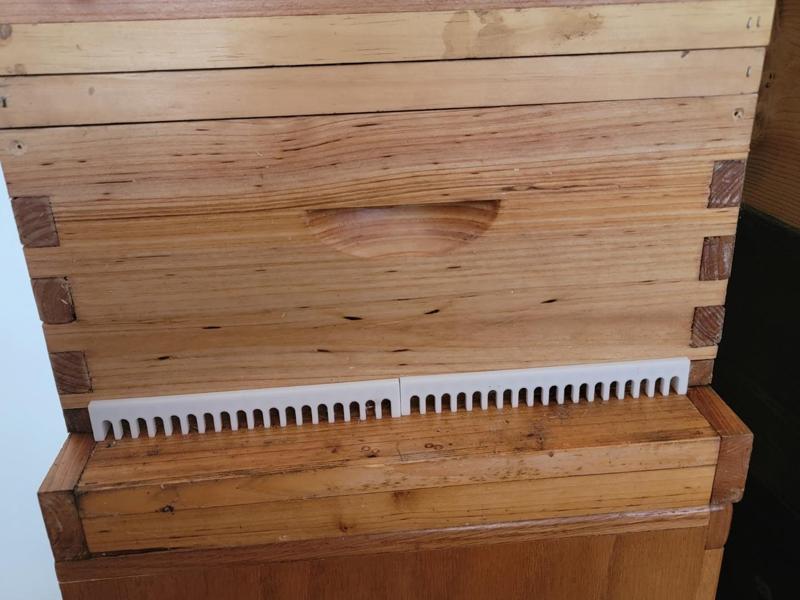 BEEHIVE ENTRANCE REDUCERS WITH A POSITIVE STOP 