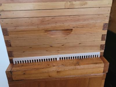 BEEHIVE ENTRANCE REDUCERS WITH A POSITIVE STOP 