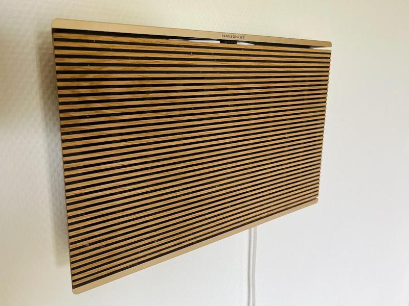 Horizontal wall bracket for Beosound Level