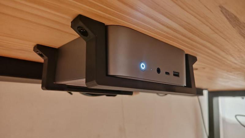 BEELINK SER8 UNDER DESK