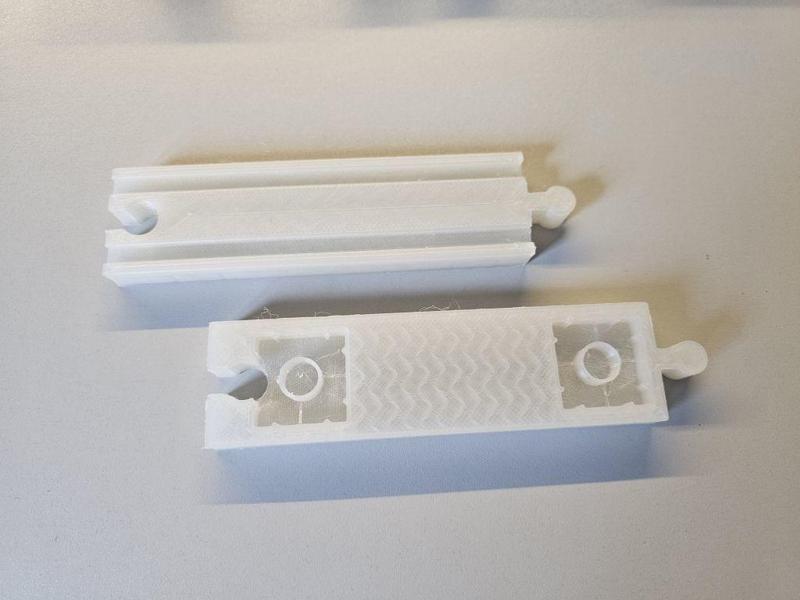 Holzeisenbahn mit LEGO Duplo kompatibel