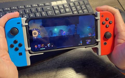 Joy-Con adapter for mobile gaming