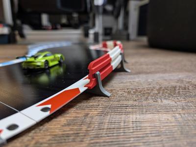 Steilkurvenadapter für Leitplanken Set / Banked Curve Adapter for Guardrail Set [Carrera Hybrid]