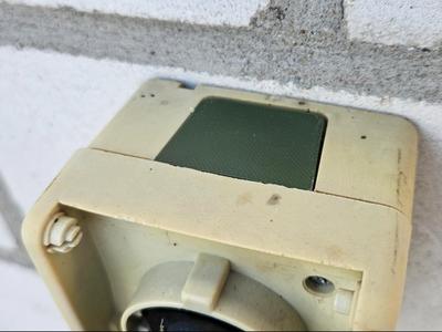 Surface-mounted socket cap