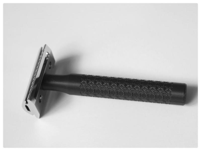 Double edge shaving razor handles