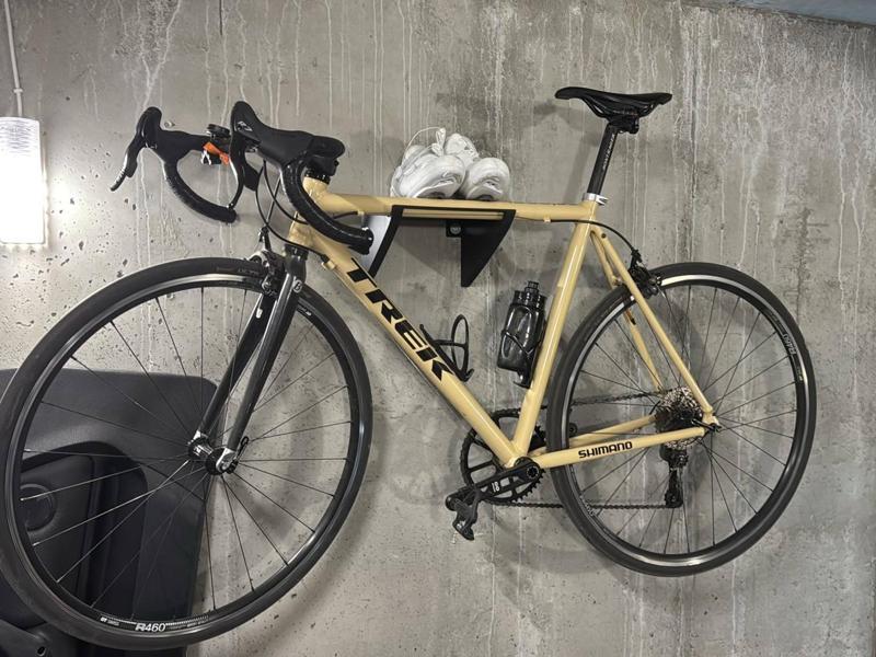 Wall-mounted bike holder with shelf