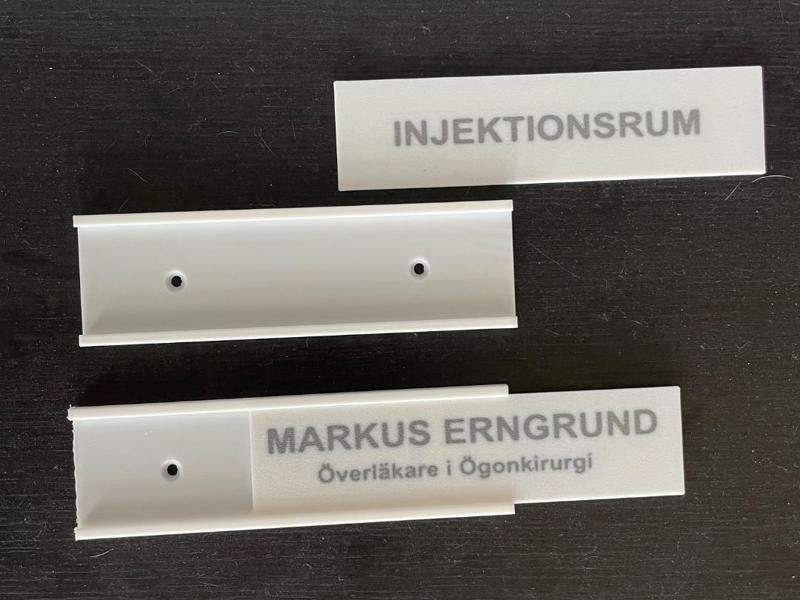 Exchangeable Name or Room sign with wall mount
