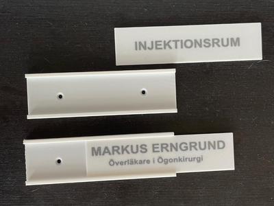 Exchangeable Name or Room sign with wall mount