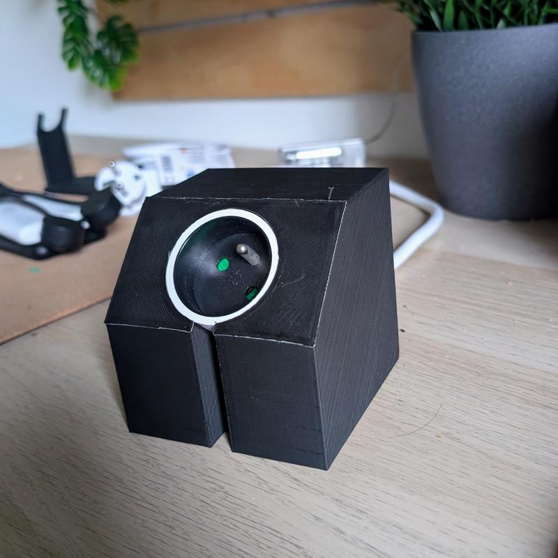 Angled desk plugsocket for round eu plug