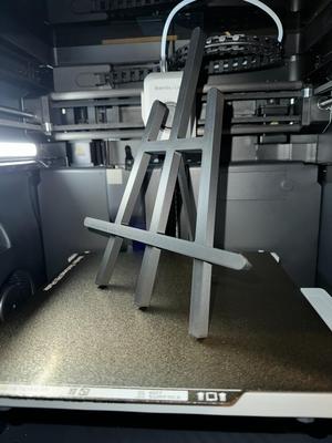 Desk Top Easel With Integrated Hinge