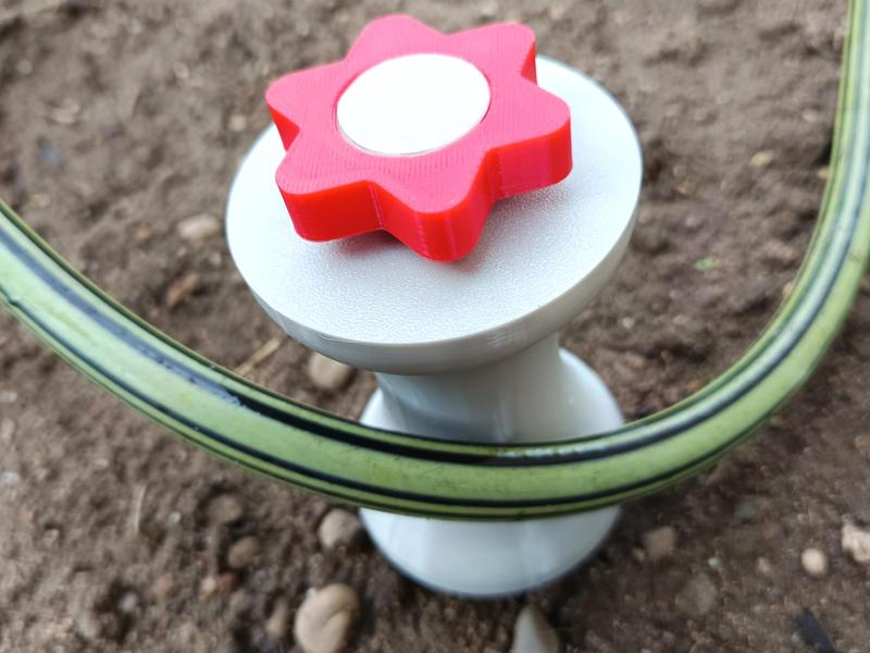 Rotating garden hose guide without bearings