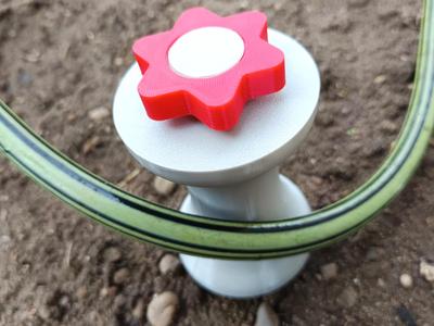 Rotating garden hose guide without bearings