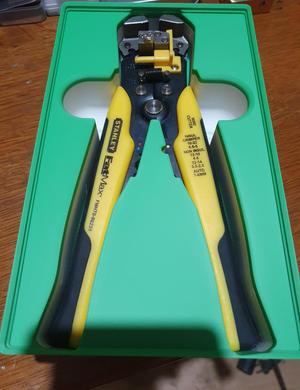 Gridfinity bin for wire stripper