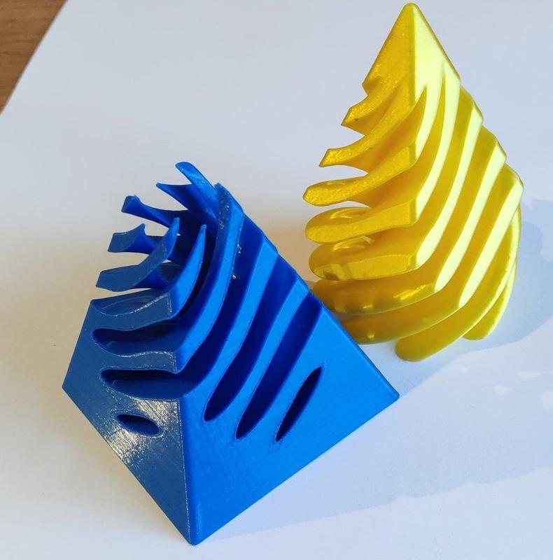 Pyramide rotative traversante - Turning pyramid going through each other
