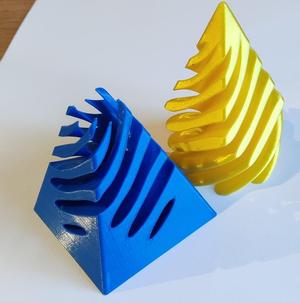 Pyramide rotative traversante - Turning pyramid going through each other